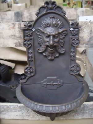 Dekoratives Gusseisen Wandbecken - Wandbrunnen