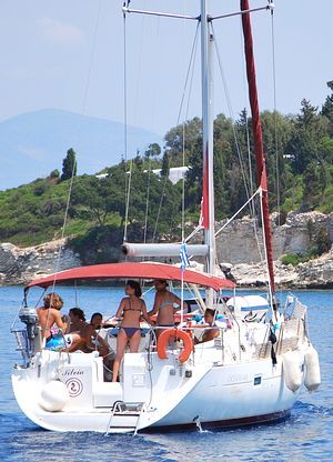 Paxos - Yacht vor dem Hafen